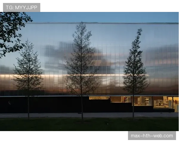 拉莫斯车库像私人博物馆，阳台那根晾衣绳把我瞬间清醒