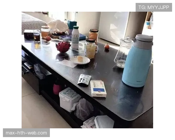 看到蒋圣龙的家庭照片，我这才发现连他茶几都买不起